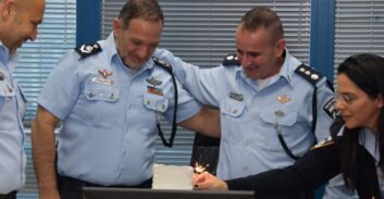 המפכ"ל ביקר בתחנת משטרת נתניה והופתע עם עוגת יום-הולדת