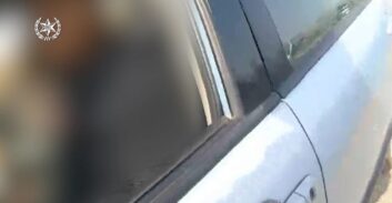 צפו בסרטון: ילד בן 14 נהג ברכב כשאמו לצדו