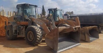 מלגזות, שופלים ומשאיות נתפסו בפעילות נגד חשודים בעבירות פסולת בבת ים