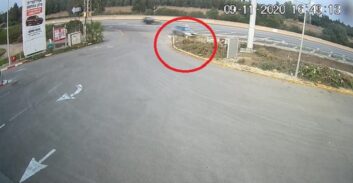 זיכוי לנהגת שהתנגשה במעקה בטון ועמוד פרסום בכניסה לתחנת דלק