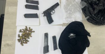 אקדח ושתי מחסניות בחצר בית בערערה