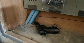 ראשל"צ: מוכר למשטרה נעצר בחשד להחזקת אקדח טעון