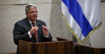 השר בן גביר מאיים לסגור את האגף לרישוי כלי ירייה