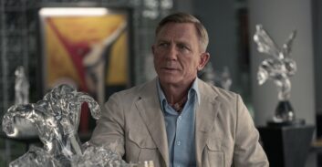 אגתה כריסטי צוחקת בקברה