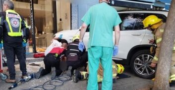 אישום: לחצה על דוושת הגז ודרסה למוות הולכת רגל בכיכר המדינה