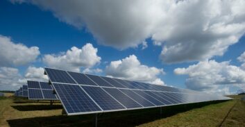 חשד: עובד חברה לאנרגיה מתחדשת גנב סודות מסחריים והעביר למתחרה