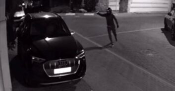 צפו: תיעוד ירי לעבר רכב בשכונת נווה דקלים בראשון לציון