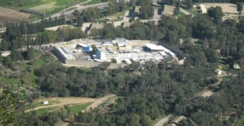 מצלמות מעקב של המשטרה תיעדו מגדלי קנאביס סמוך לבית מעצר קישון