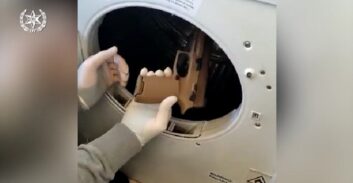 צפו בסרטונים: אקדח אחד במייבש כביסה, אקדח שני בשירותים