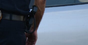 שני שוטרים לשעבר מואשמים במעורבות בגניבה וסחר בפרטי אמל"ח