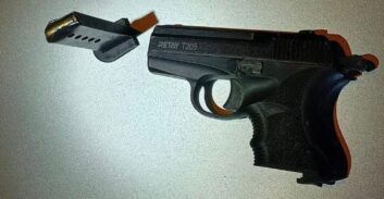 חשד: מוכר למשטרה מיבנה נהג שיכור עם אקדח ברכב