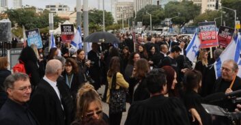 יו"ר מחוז תל אביב בהפגנה: "כולנו אהרון ברק, כולנו אסתר חיות"