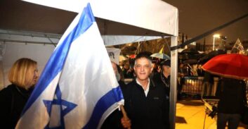 חימי בהפגנה: "ביבי תתעורר, יש כאן שמאל, מרכז והמון ימין שפוי"