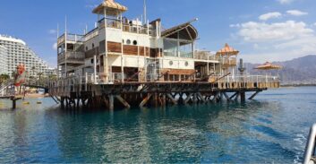 גם בית המשפט המחוזי קבע: הרפסודה הלבנה באילת תפונה ממקומה