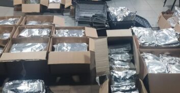 שני אחים וחברם נעצרו בחשד לניהול רשת סמים מדירה בפתח תקווה