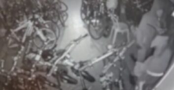 אישום: בן 14.5 גנב כסף מחנות וניסה לגנוב טלפון מנהג מונית