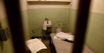 כתב אישום: חתך בפנים בתא המעצר של בית המשפט בחיפה