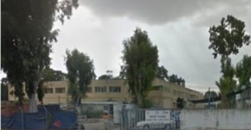 הגיע להיחקר בתחנת משטרה וגנב אקדח שקצין שכח בשירותים