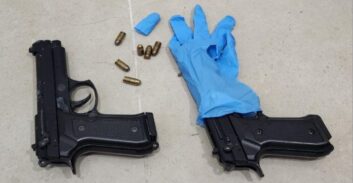 חשד: מוכר למשטרה וחייל מב"ש החזיקו בשני אקדחים וסמים