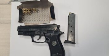 שני מוכרים למשטרה נעצרו בחשד להחזקת נשק וסמים בבית בנגב