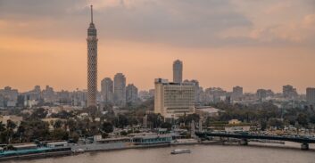 האישה הבוגדת תועדה במצרים "עם המכנסיים למטה"