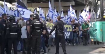 כתב אישום מזורז נגד תושב ר"ג לאחר שאיים עם מברג על מפגינים