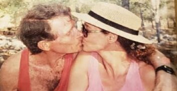 אהובתו של נעמן דילר הקיבוצניק משוד השעונים במוזיאון האיסלאם. הסרט