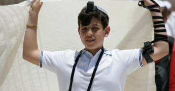 אירוע באולם או טיסה לחו"ל? איך נחגוג עם הילדים בר/בת מצווה