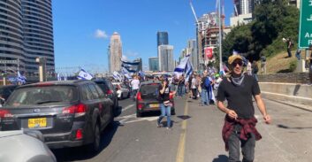 המפגינים חסמו את נתיבי איילון, המשטרה הפגינה איפוק