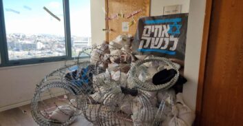 שני עצורים בעקבות חסימת משרדי פורום קהלת בירושלים עם שקי מלט