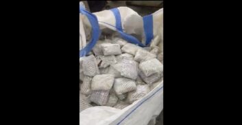 צפו בסרטון: ניסיון להברחת ארבעה טון טבק לנרגילות בתוך אבני מדרכה