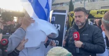 כתב חדשות 13 הותקף על ידי שוטרים ומפגיני לה פמיליה בירושלים