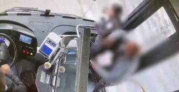 מצלמת האוטובוס תיעדה בן 75 תוקף מבקרת כרטיסים שרשמה לו דוח