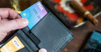 אישום: מטפל סיעודי עקץ כ-100 אלף שקל מכרטיסי אשראי של קשישים