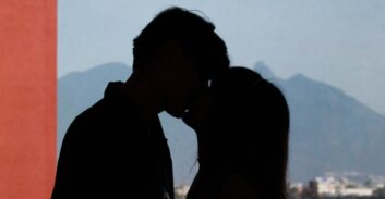 היחצ"נית וצלם האופנה שנתפסו על חם בצימר