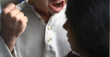 שופטת הקלה עם תוקף גרושתו כדי שימשיך לפרנס אותה ואת בנם האוטיסט