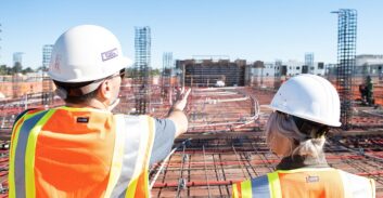 מתחת לאף של מנהלי חברת הבנייה