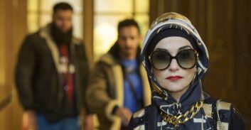 הסנדקית "מאמא גראס" – ביום שוטרת, בלילה סוחרת