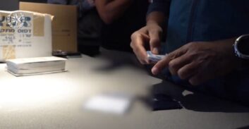 חמישה חשודים בהונאת מאות צרפתים נעצרו בישראל לחיקור דין