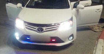 צפו: רכב "המוביל" של כנופיית גנבים במסווה של ניידת משטרה