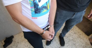 שופט מחוזי זיכה נאשם מסחר בנשק למרות שהודה בכתב האישום