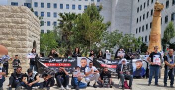 הפגנה מול ביהמ"ש בנצרת בעת הארכת מעצר החשוד ברצח דיאר עומרי