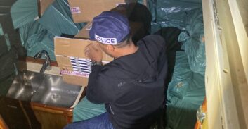 תשעה אזרחים ושוטר מהשיטור הימי נעצרו בחוף אשדוד בחשד להברחת טבק