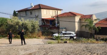 מוכר למשטרה נפצע קשה מירי בערערה