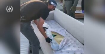 סרטון: מאג ותחמושת בספה בדירה של חבר ארגון סמיר בכרי בנצרת