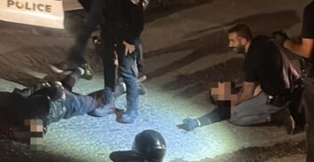 מארב ומרדף: צעיר שנפצע בקרב יריות עם שוטרים נעצר עם M16