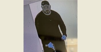 שני מבוקשים בחשד לנסיון רצח של מוכר למשטרה לעיני אשתו וילדיו