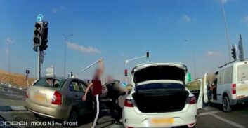 שני נאשמים בתקיפה ברמזור בדרום עם מטריה ומוט ברזל