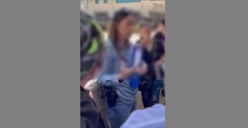 צפו: שוטרת מתדרכת הורים בתיק הסייעות בניגוד לטענתה בבית המשפט