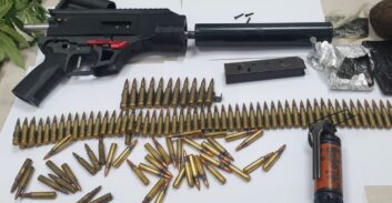 חשד: עבריין מוכר החזיק בגג רעפים נשק עם משתיק קול, רימון וסמים